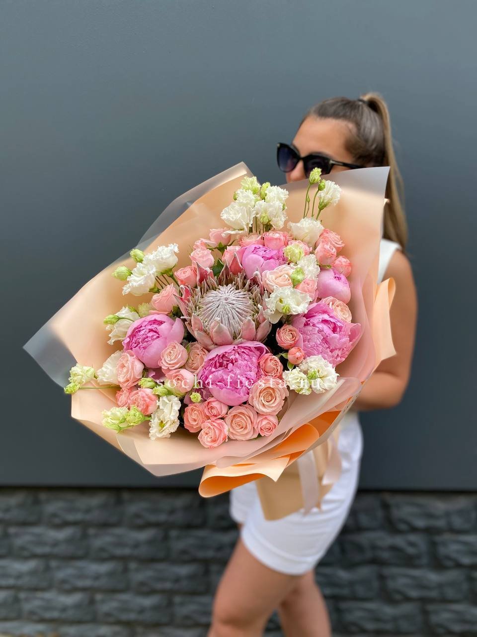 уфимский сборный букет из роз и ранункулюсов для корпоративного подарка башкирской нефтяной компании