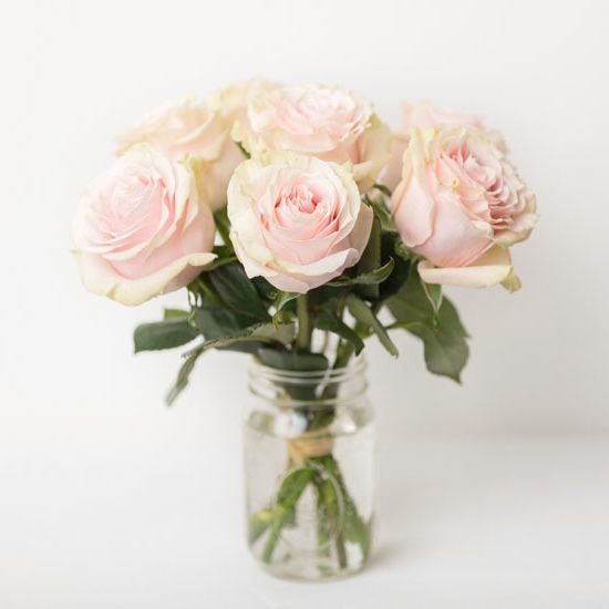 белые розы Mondial и Avalanche для никах-букета в уфимской студии