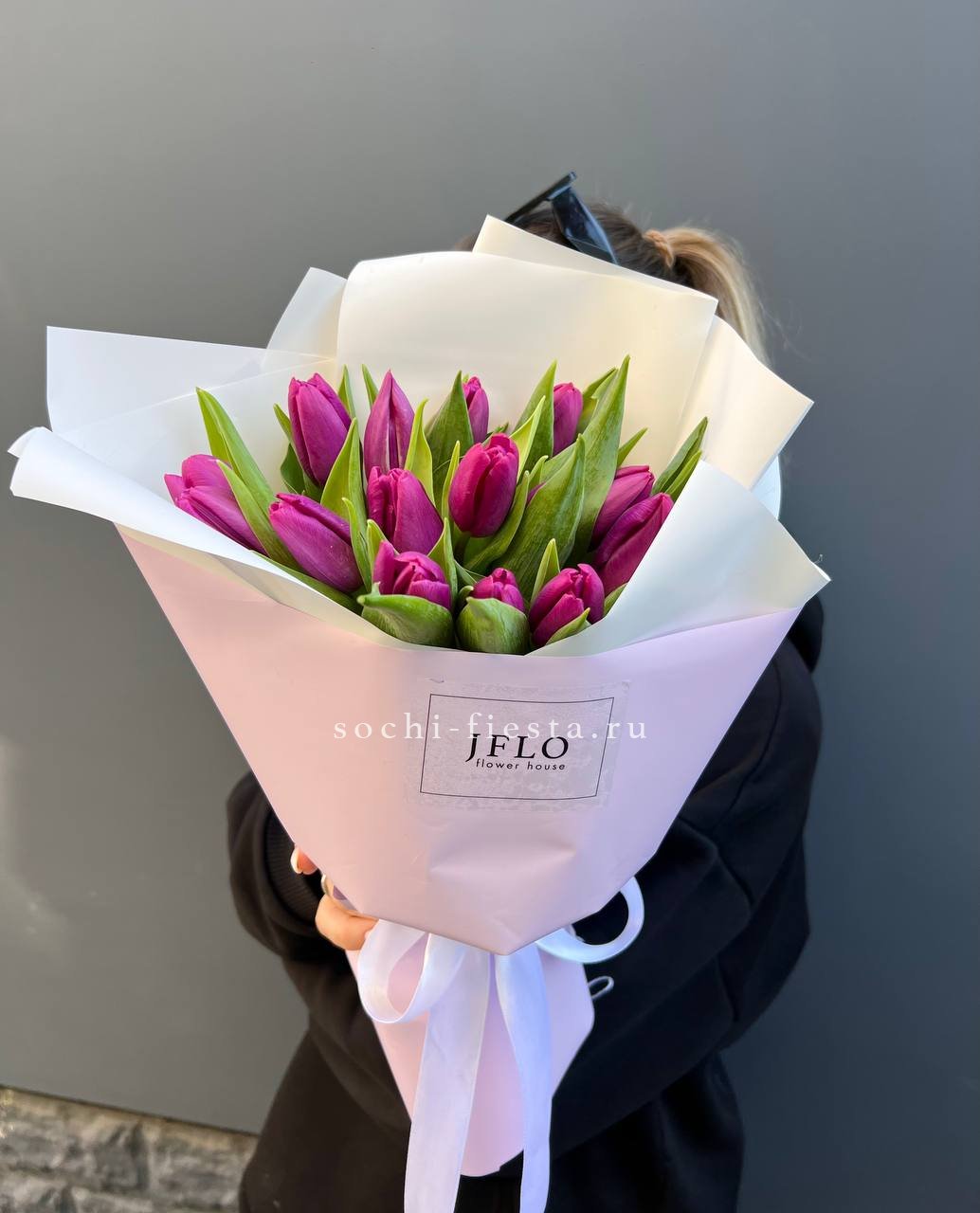 видовой каталог с белыми розами и пионами в уфимской студии