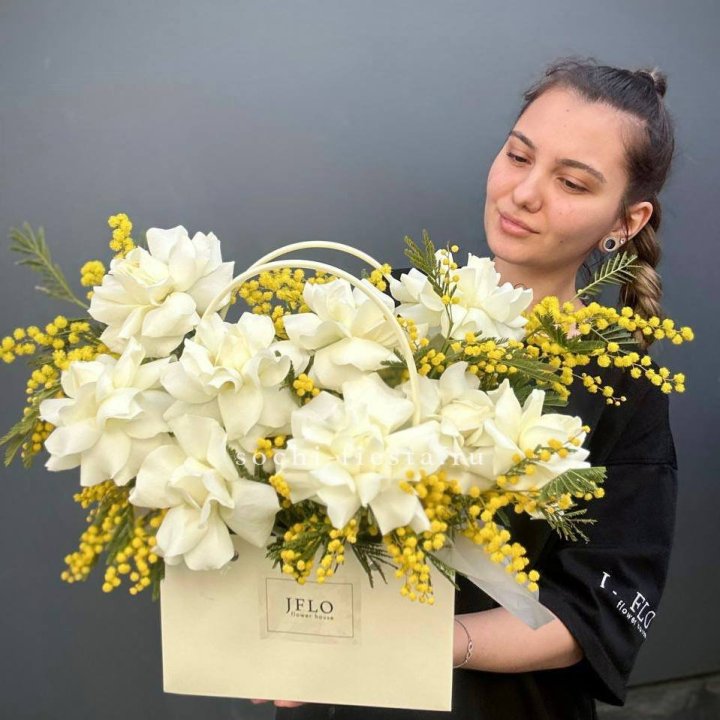 Французские Розы и мимоза  в сумочке  в Уфе