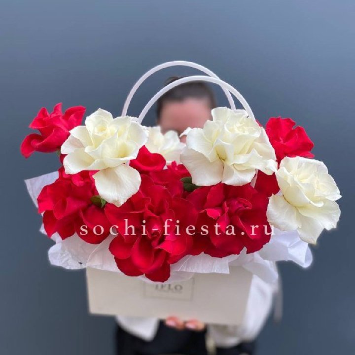 Сумочка  красных и белых роз в Уфе