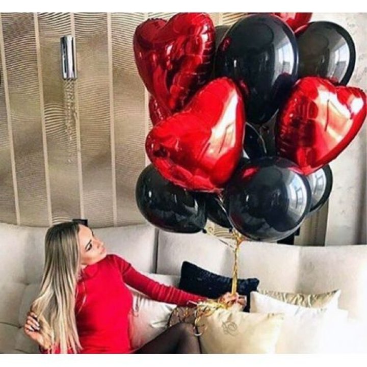 Фонтан из красных сердец с чёрными шарами  в Уфе