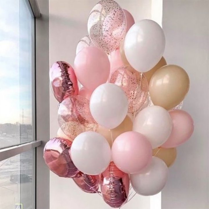 Фонтан шаров розового и белого цветов в Уфе