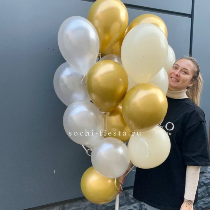 Облако шаров из белого и золотого оттенков в Уфе