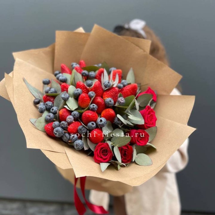 Клубника и голубика с цветами в Уфе
