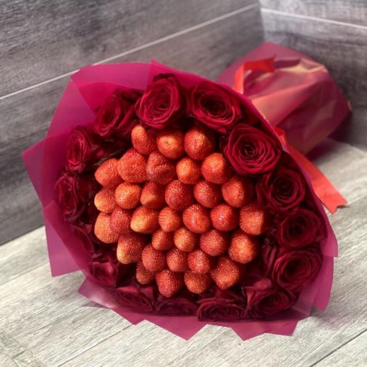 Клубничный букет с розами в Уфе