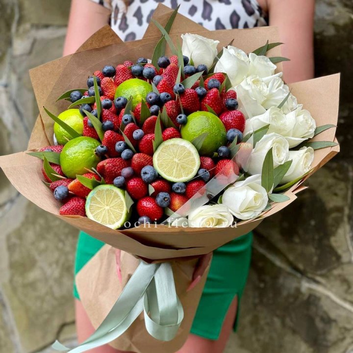 Ягодно-цитрусовый букет с розами в Уфе