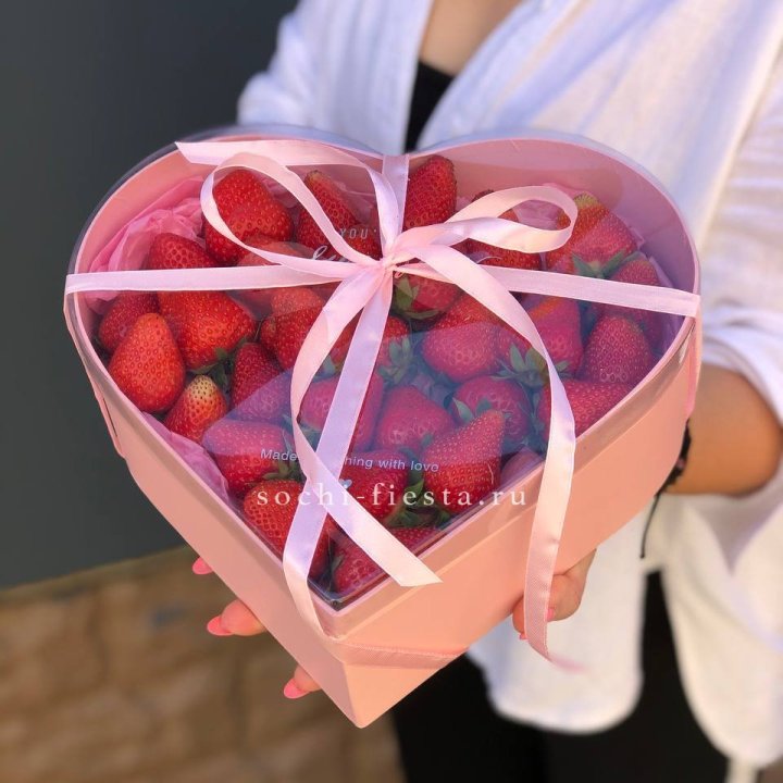 Коробочка сердце  с клубникой в Уфе