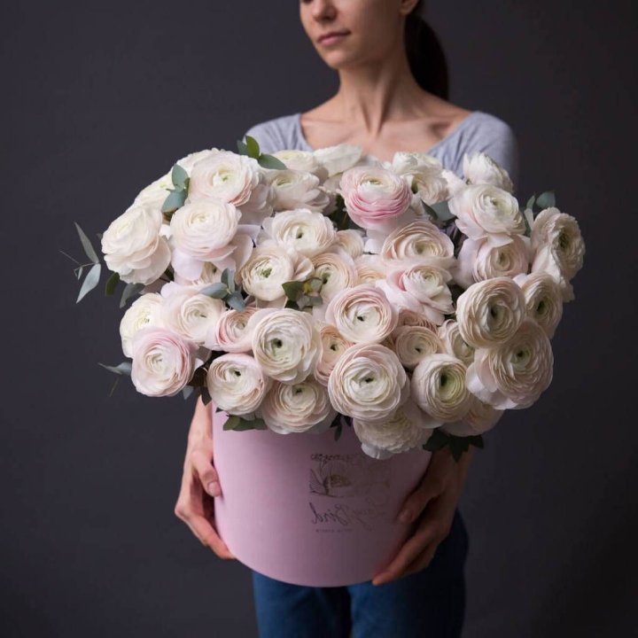 Бокс с ранункулюсами в Уфе