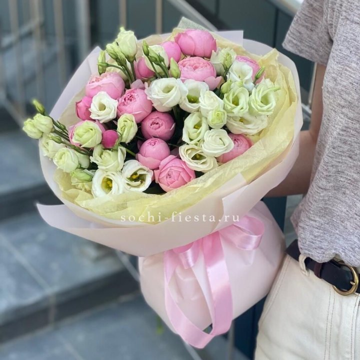 Букет кустовых роз с эустомой в Уфе