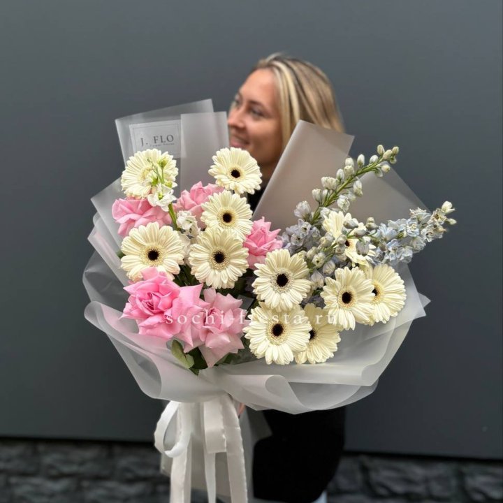 Букет роз и гербер в Уфе