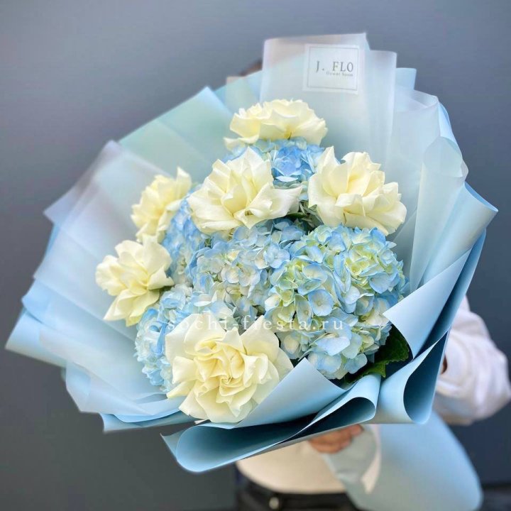 Букет из голубых гортензий и роз  в Уфе