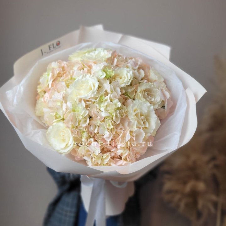  Букет гортензии и роз  в Уфе