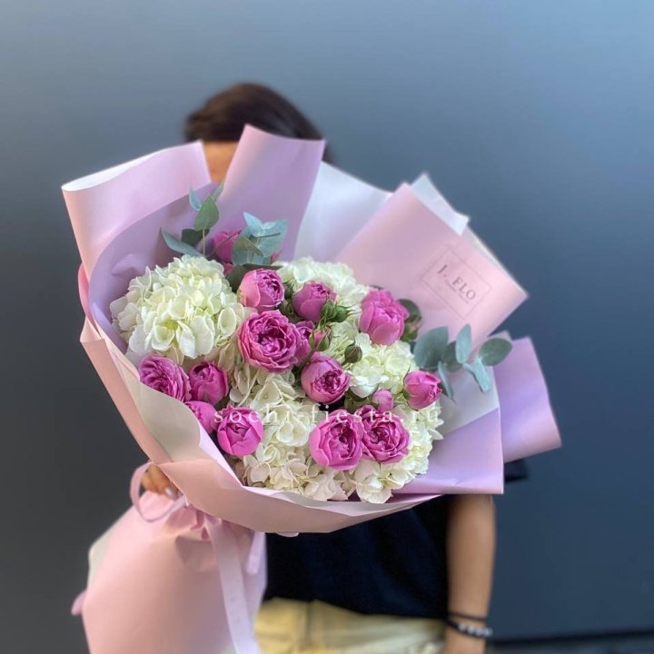 Букет белых гортензий и пионовидных роз  в Уфе