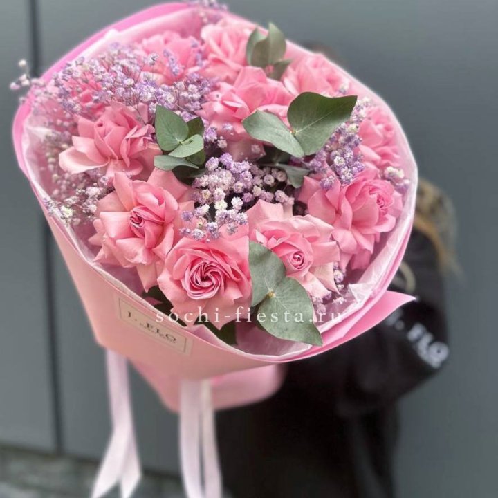 Розовые французские розы с гипсофилой в Уфе