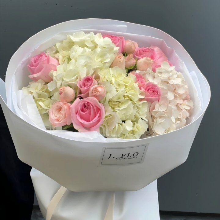  Букет гортензии и роз  "Тиамо" в Уфе