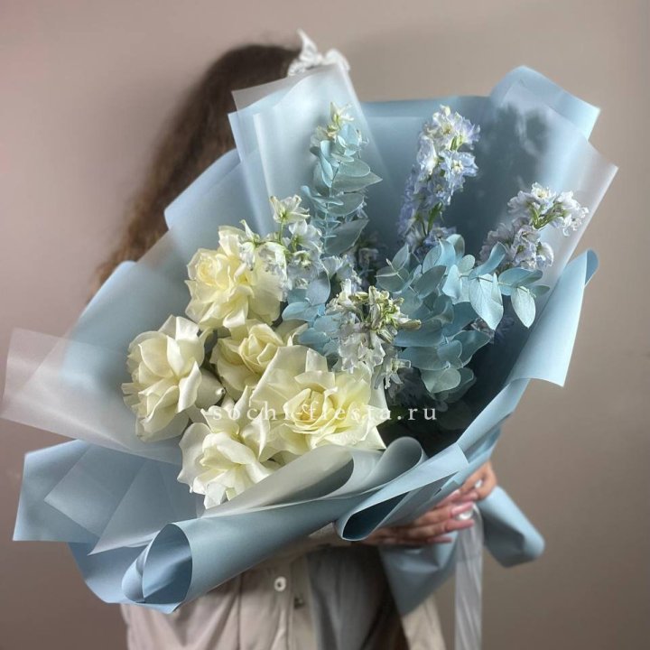 Букет из белых французских роз и дельфиниума в Уфе