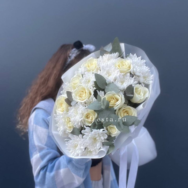  Букет белых роз с хризантемой  в Уфе