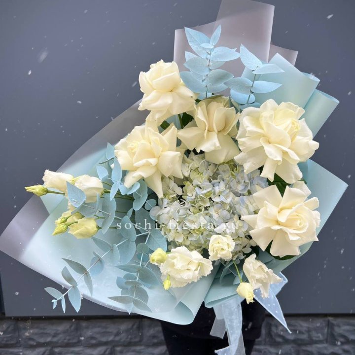 Букет с гортензией и белыми французскими розами в Уфе