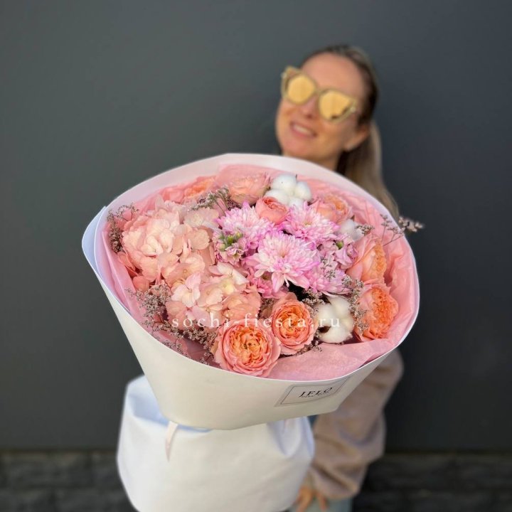 Букет гортензии и кустовых роз  в Уфе