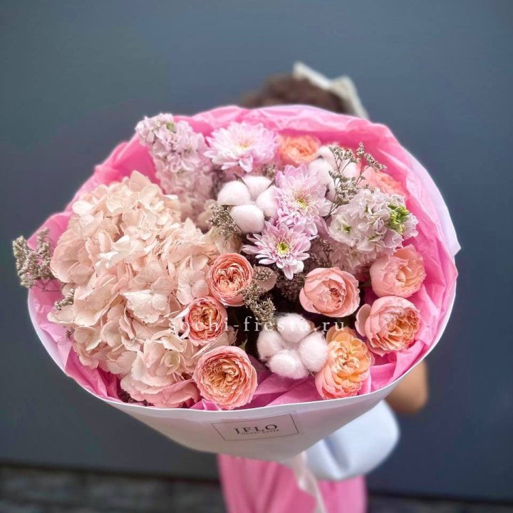 Букет гортензии и кустовых роз "Абрассо" в Уфе