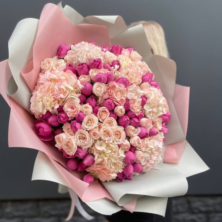 Букет кустовые розы и гортензия в Уфе