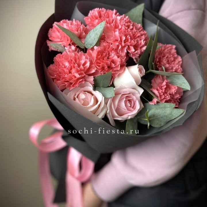 Букет из роз и диантусов "Пенелопа" в Уфе