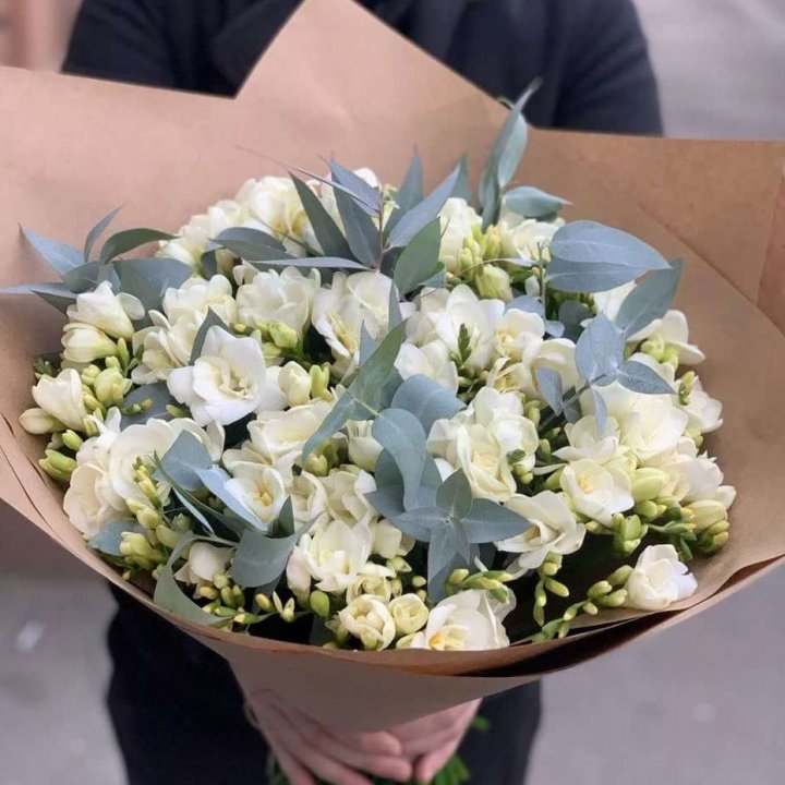 51 фрезия с эвкалиптом в Уфе