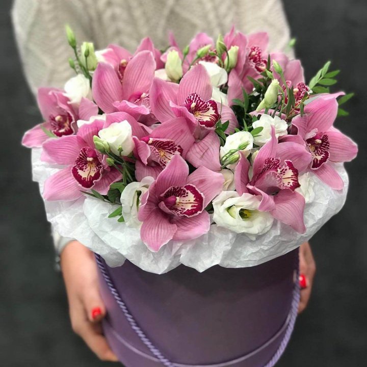 Орхидея и эустома в шляпной коробке в Уфе