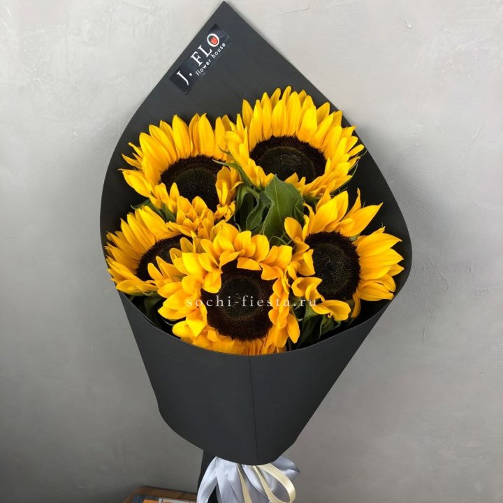 Букет из 5  подсолнухов в Уфе
