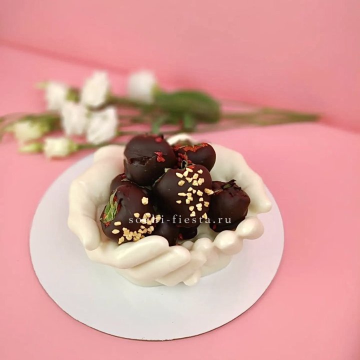 Клубника в шоколаде на шоколадных ладонях  в Уфе