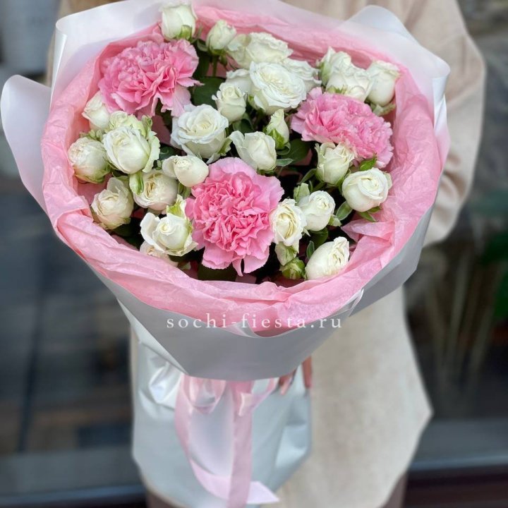 Букет розы с диантусами "Блэш" в Уфе