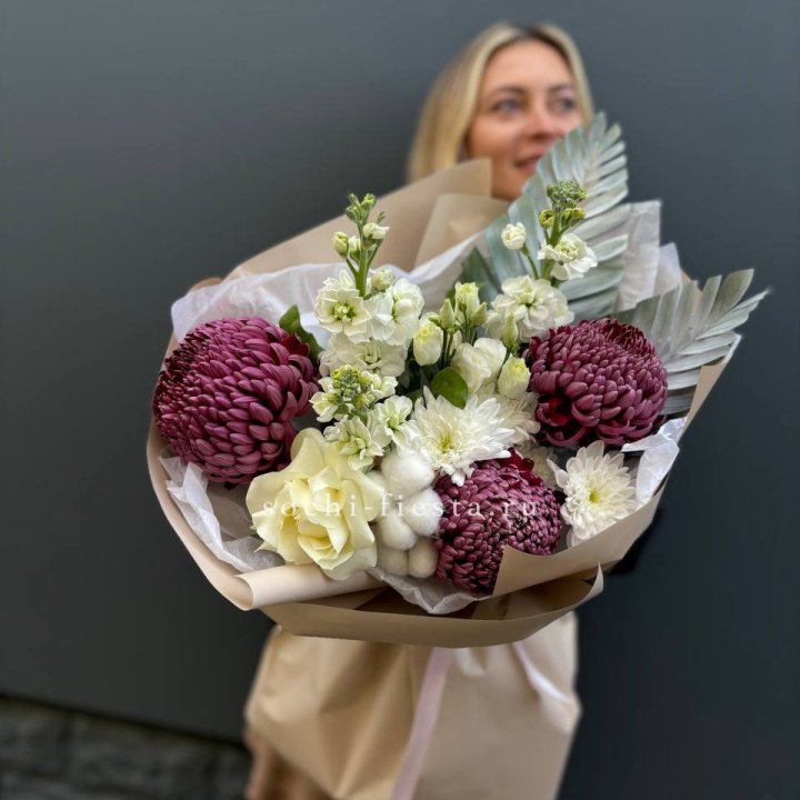 Хризантемы с маттиолой розами эустомой Чика в Уфе