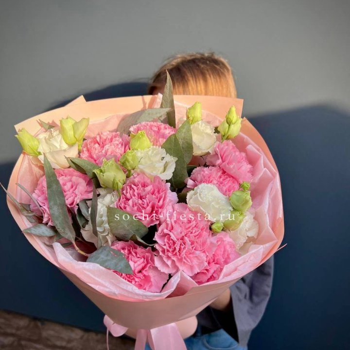 Букет гвоздик и  эустом "Сири" в Уфе