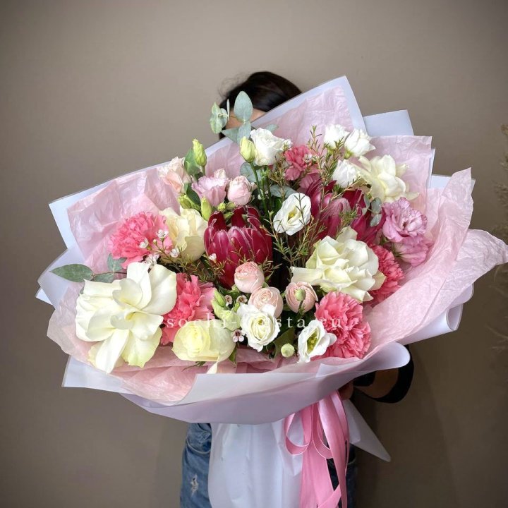 Букет с протеей, розами "Элеонора" в Уфе