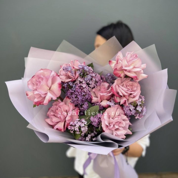 Букет из розовых роз и сирени в Уфе