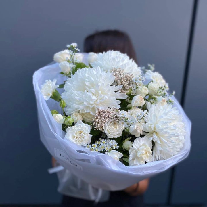 Букет хризантем и роз вайт шотс в Уфе