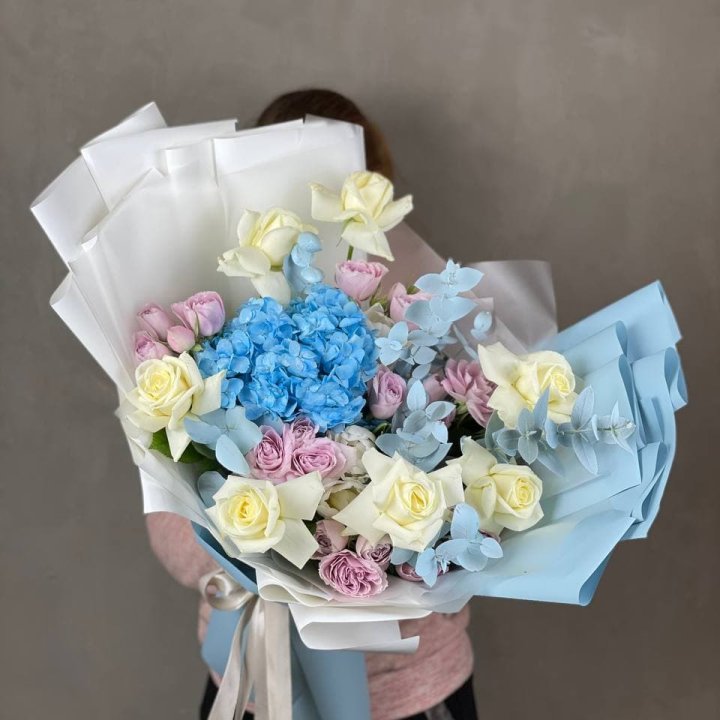 Дизайнерский букет "Блю скайфорт" в Уфе