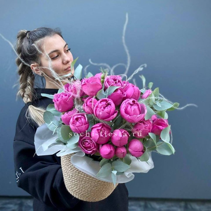 Пионовидные розы  в джутовом кашпо  в Уфе