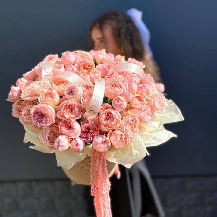 Кустовые розы Джульетта в джутовом кашпо в Уфе