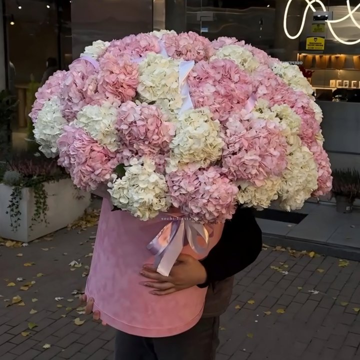 Дизайнерский цилиндр с гортензиями  в Уфе