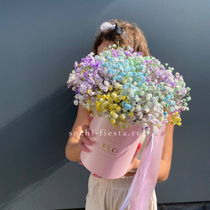 Радужные гипсофилы в шляпной коробке в Уфе