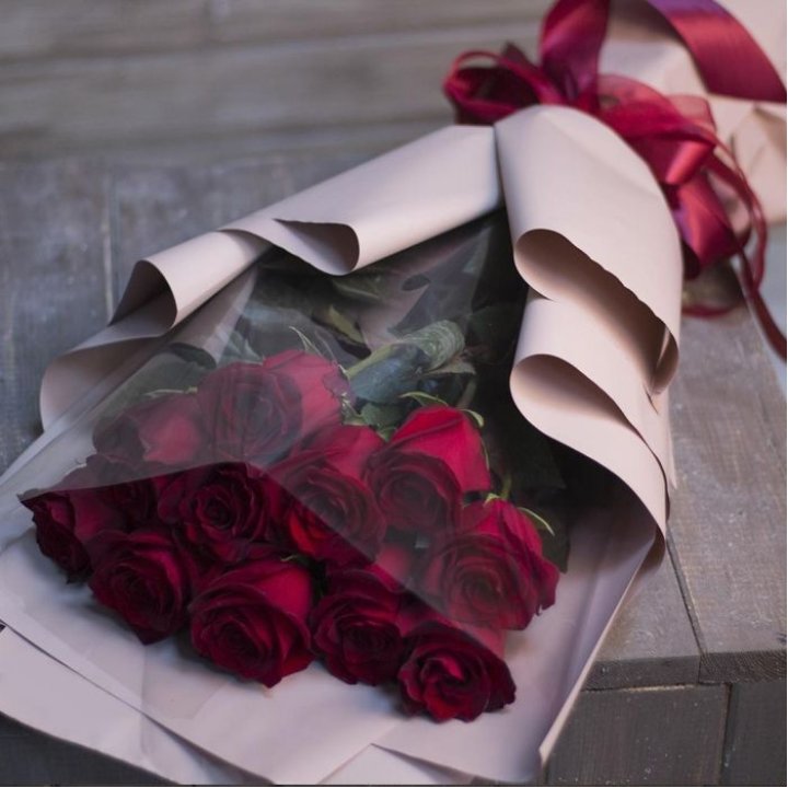 11 голландских роз в оформлении в Уфе
