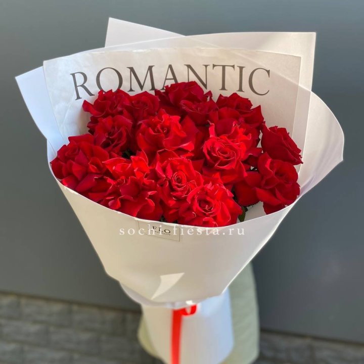 19 высоких роз в оформлении в Уфе