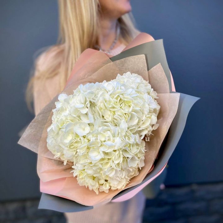 Букет из трёх белых гортензий в Уфе