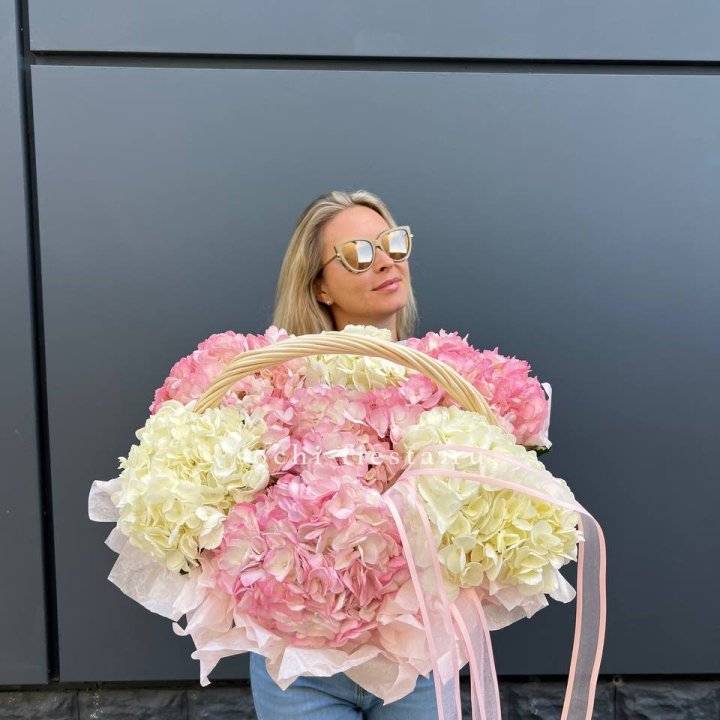 7 гортензий в корзине в Уфе