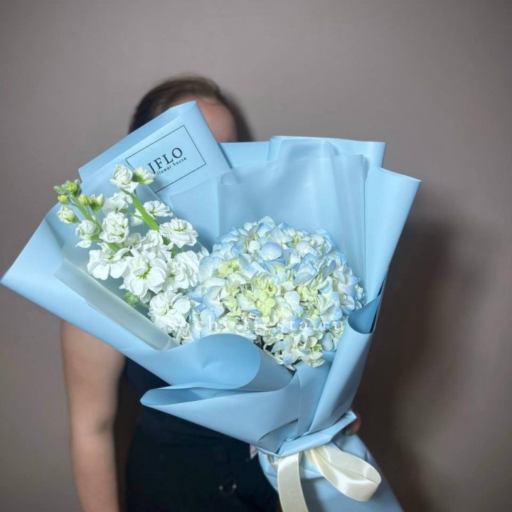 Гортензия голубая с маттиолой в Уфе