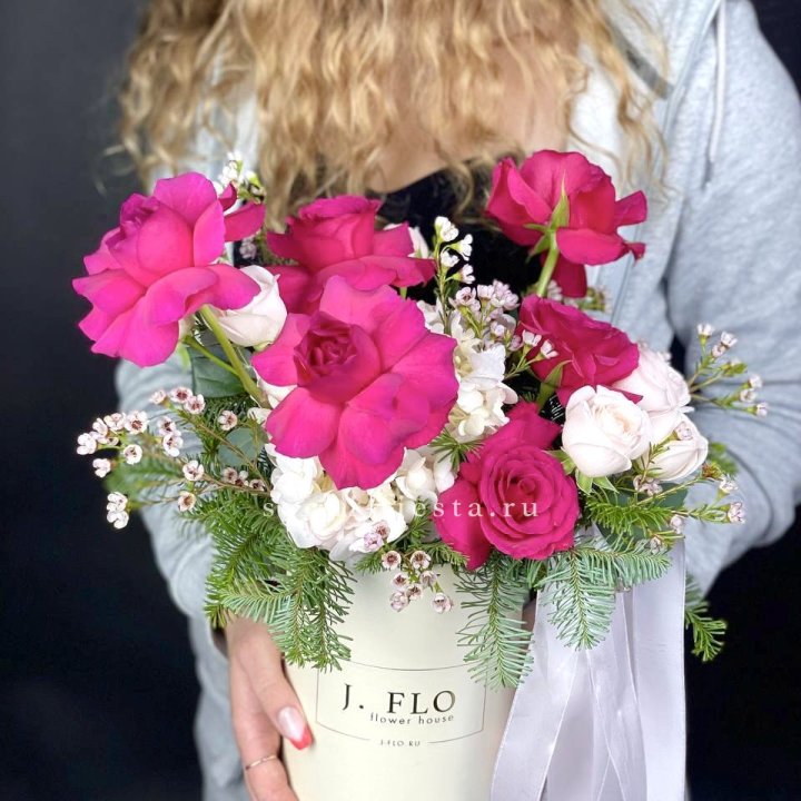 Новогодняя композиция в коробке пинк розе в Уфе