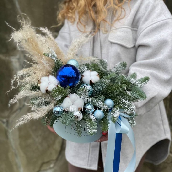 Новогодняя композиция в коробке блю в Уфе