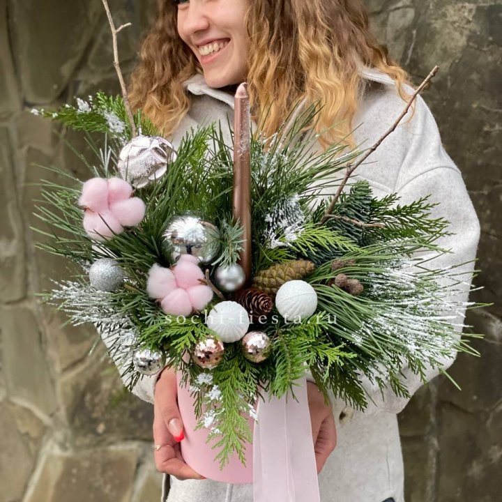 Новогодняя композиция в коробке пинк в Уфе